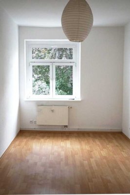 Freundliche 3-Raum-Wohnung mit verglaster Loggia und Tageslichtbad in gepflegtem Altbau