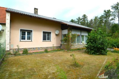 Bungalow am Waldrand mit Garage und Nebengebäuden - Wassernutzungsrecht