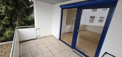 Freundliche und vollst. renovierte 2-Raum-EG-Wohnung mit geh. Innenausstattung mit Balkon und EBK