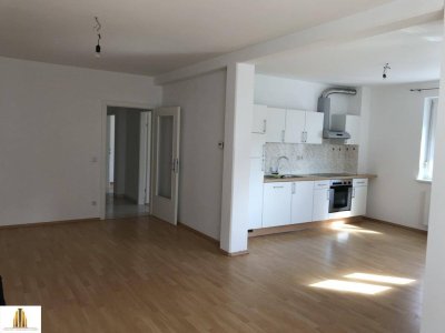 3 Zimmer-Wohnung mit Terrasse und Parkplatz