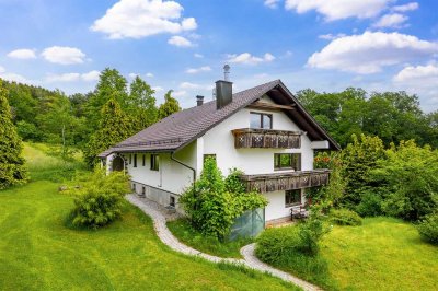 Zweifamilienhaus im Landhausstil auf atemberaubendem Grundstück