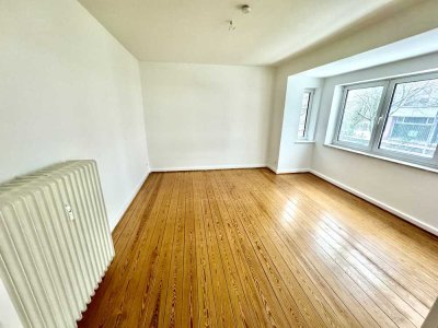 Helle 4-Raum Altbauwohnung mit Balkon und neuer EBK, frisch renoviert, zentrale Lage