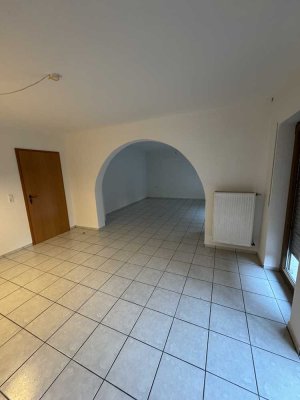 Modernisierte 4,5-Zimmer-Wohnung mit Balkon und EBK in Kirchardt-Berwangen