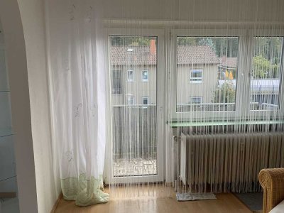 Helle, teilmöblierte 1,5-Zimmer-Wohnung mit Küche, Bad, Flur und großem Balkon