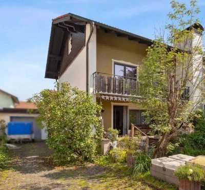 Sehr schön gelegene Doppelhaushälfte auf großem Grundstück mit Bergblick, Doppelcarport und Garage