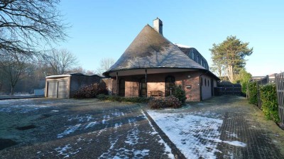 Topgepflegtes, einzigartig gestaltetes Haus mit parkähnlichem Garten, Schwimmteich und Doppelgarage