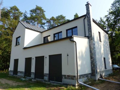 Modernes Farmhouse im amerikanischen Stil auf idyllischem Waldgrundstück