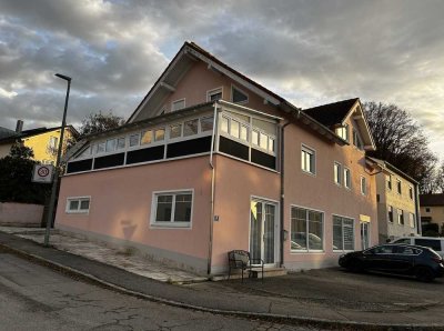 Modernes Wohnen in zentraler Lage: Stilvolle 5-Zimmer-Wohnung mit Wintergarten