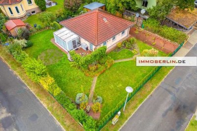 IMMOBERLIN.DE - Entzückender Bungalow mit Gartenidylle & Wintergarten im Berliner Speckgürtel