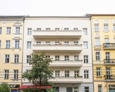 Freie 2-Zi.-Altbauwohnung mit Balkon im Zentrum von Friedrichshain