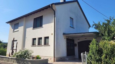 RESERVIERT: Geräumiges, freistehendes Einfamilienhaus mit Garage