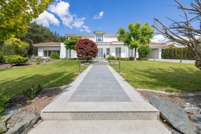 Traumhafte Villa mit Pool in idyllischer Lage