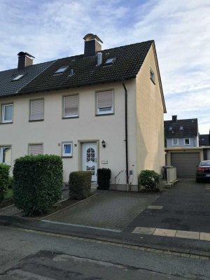 Wir vermieten eine Doppelhaushälfte mit Garage und einem zusätzlichem Stellplatz in Lage