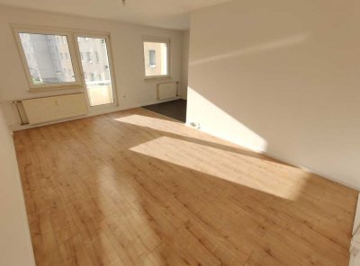 **Ideal für Singles oder Paare** Schöne 2-Raumwohnung mit Laminat und Balkon!