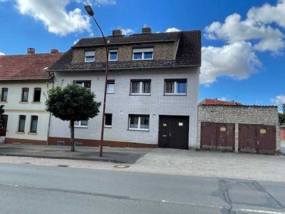 Flexibel nutzbares Dreifamilienhaus mit Garagen und Garten in Schöningen