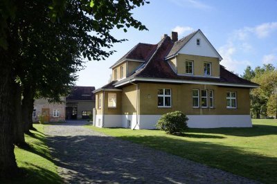 Villa mit anliegender Scheune auf großem gepflegtem Grundstück