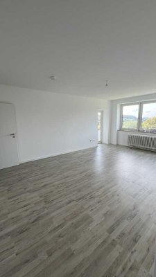 Frisch renoviert - Großzügige 3 Zimmerwohnung mit Balkon