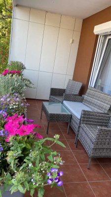 Frisch saniert und bezugsbereit: Charmante 2-Zimmer-Hochparterre-Wohnung mit Balkon und moderner EBK