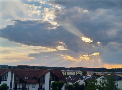 Helle 3-Zi-Whg im 5. OG, Westen; mit Einbauküche, Balkon, EBK + Spielplatz, S-Bahn & Bus