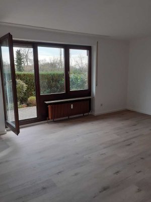 Helle 2 1/2 Zimmer-Wohnung in Hanglage mit Terasse und unverbaubarem Weitblick