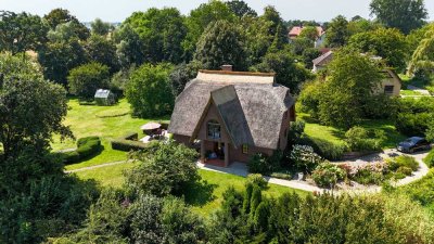 Reetgedecktes Kleinod in direkter Wasserlage