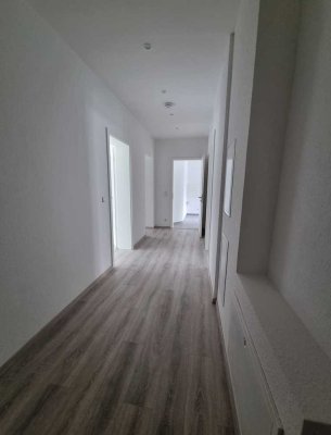 ++ Neuwertige 3 Zi. Whg mit Balkon und Einbauküche ++