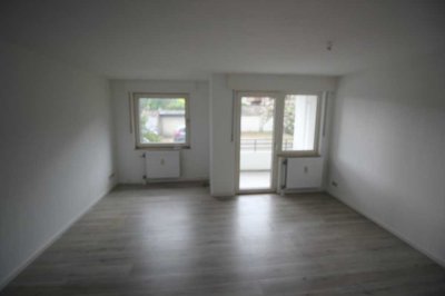 Duisburg- Beeck, schöne sanierte 2 Zimmer Wohnung mit Balkon