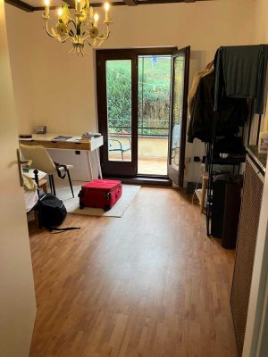 Möbliertes Zimmer innerhalb einer 5-Zi.-Wohnung, Küche+Balkon+Terrasse