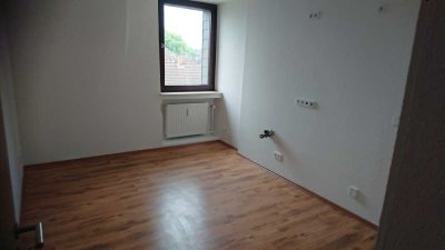 Attraktive und vollst. renovierte 4-Raum-Wohnung mit geh. Innenausstattung mit Balkon in Duisburg