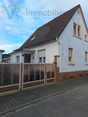 Freistehendes Einfamilienhaus mit Garage, Nebengebäuden und Garten