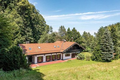 Traditionelle Landhausvilla mit traumhaftem See- und Bergblick.