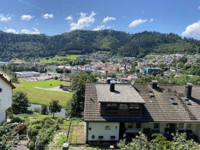 Charmantes Zweifamilienhaus in idyllischer Hanglage mit Weitblick in Wolfach