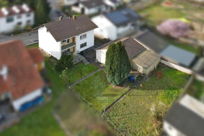 Zweifamilienhaus mit tollem Garten und großem Garagenschuppen für Handwerker.