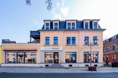 Schicker Altbau mit Balkon und Tageslichtbad mit Eckwanne.