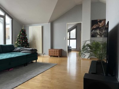 Geschmackvolle 2-Zimmer-Dachgeschosswohnung mit geh. Innenausstattung mit Balkon und EBK