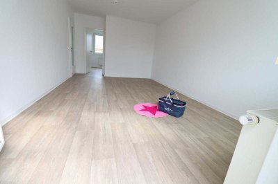 Helle 2-Raumwohnung mit Wanne und Balkon