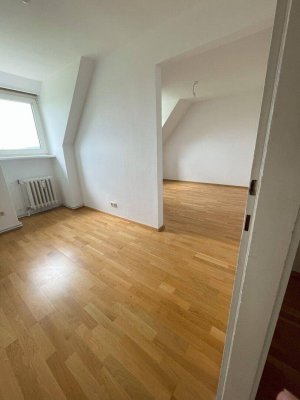 Großzügige 4-Raum-Dachgeschoß-Wohnung mit separater Küche und Balkon in zentraler Ruhelage!