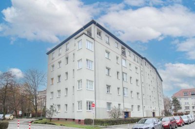 Erstbezug nach hochwertiger Sanierung: 2-Zimmer-Dachgeschosswohnung mit Loggia und Stellplatz