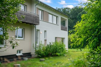 Zweifamilienhaus in der Form von 2 Doppelhaushälften
auf einem großzügigen Ortsrandgrundstück