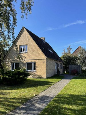 Freistehendes Einfamilienhaus mit Garten und Stellplatz in ruhiger Lage im Zentrum.