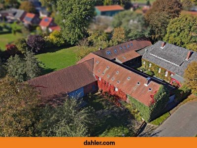 Historischer Dreikanthof in malerischer Ortschaft