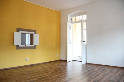 Sanierte Wohnung mit drei Zimmern sowie Loggia und Einbauküche in Pausa/Vogtland