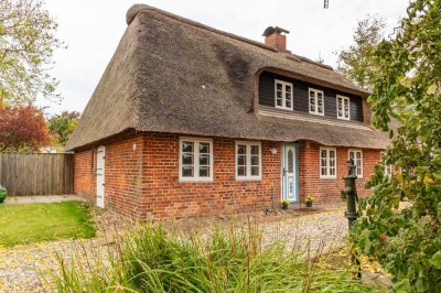 Romantische Reetdachkate zwischen den Meeren