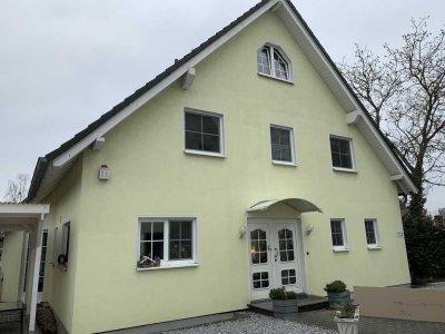 Großes Einfamilienhaus mit Pool, Whirlpool, Kamin und 8 Zimmern in Blankenfelde-Mahlow