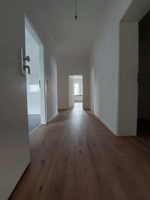 Mittendrin statt nur dabei! Frisch renovierte 3 Zimmerwohnung mit 114,41 m² im Dachgeschoss