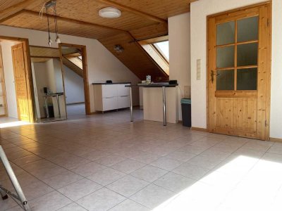 Modernisierte Wohnung mit drei Zimmern sowie Balkon und EBK in Hohberg