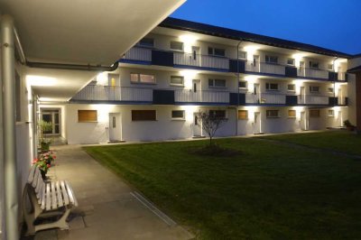 Renovierte, sonnige Wohnung mit 2 Zimmern und Balkon in grüner Lage