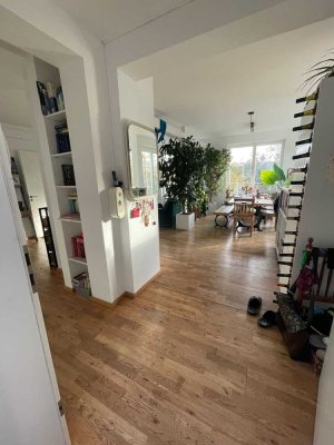 Schöne Loft artige Dachgeschosswohnung mit Kamin und Gartenanteil