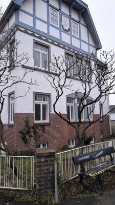 Grundsanierte Dachgeschosswohnung in einer beeindruckenden, denkmalgeschützten Villa