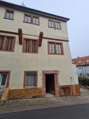 Günstiges 5-Zimmer-Reihenendhaus mit EBK in Külsheim